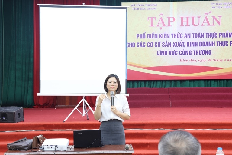 Hội nghị tập huấn phổ biến hướng dẫn các văn bản quy phạm pháp luật về an...|https://hiephoa.bacgiang.gov.vn/chi-tiet-tin-tuc/-/asset_publisher/VeCP91o7rg3d/content/hoi-nghi-tap-huan-pho-bien-huong-dan-cac-van-ban-quy-pham-phap-luat-ve-an-toan-thuc-pham
