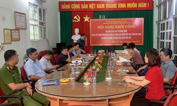 Khởi công xây dựng tuyến đường trục xã Hùng Sơn|https://hiephoa.bacgiang.gov.vn/chi-tiet-tin-tuc/-/asset_publisher/VeCP91o7rg3d/content/khoi-cong-xay-dung-tuyen-uong-truc-xa-hung-son