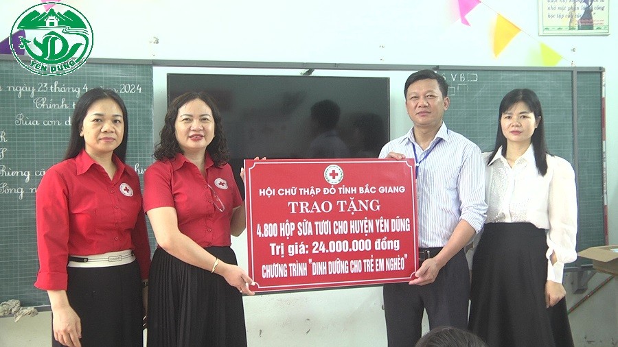 Trao tặng sữa dinh dưỡng cho học sinh Trường mầm non và Tiểu học Đức Giang.|https://yendung.bacgiang.gov.vn/chi-tiet-tin-tuc/-/asset_publisher/qTgPsPzauIIT/content/trao-tang-sua-dinh-duong-cho-hoc-sinh-truong-mam-non-va-tieu-hoc-uc-giang-